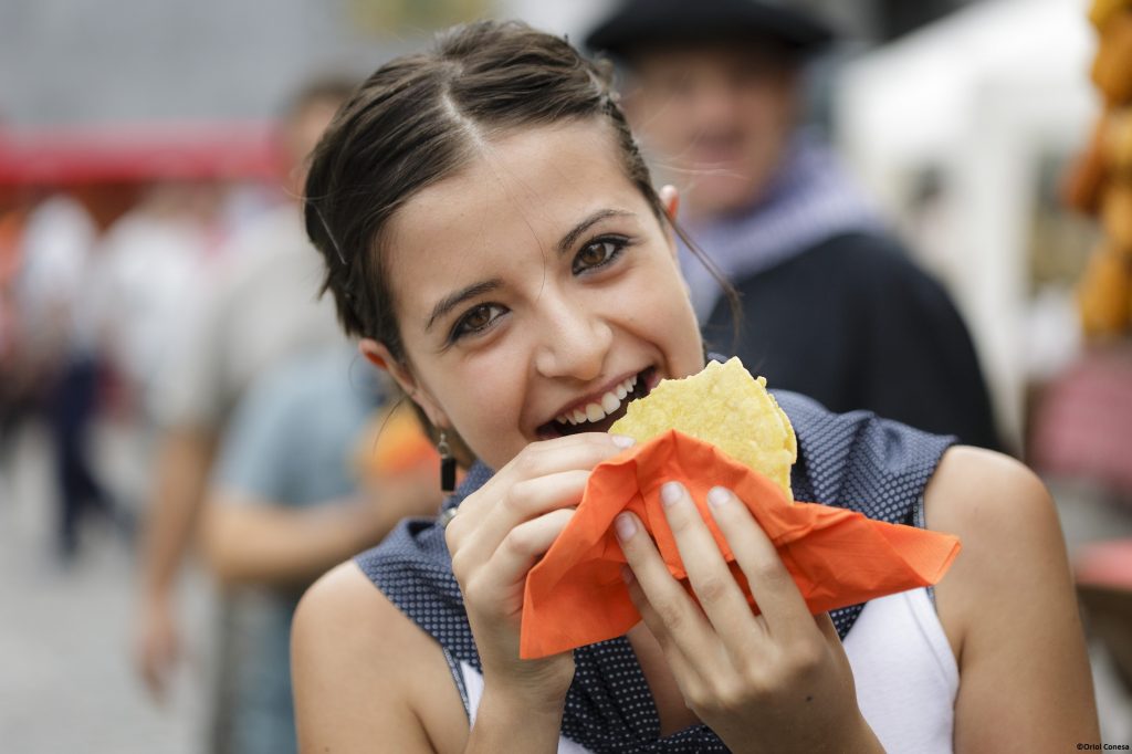 Comiendo talo en el dia del Talo en Leiza